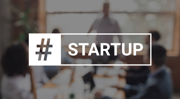 创意拼贴与标签STARTUP和模糊的业务团队会议在会议厅图片下载