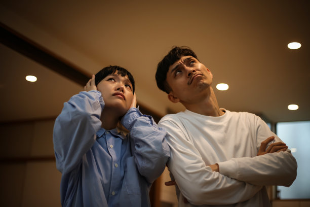 一对饱受楼上噪音之苦的夫妇图片下载