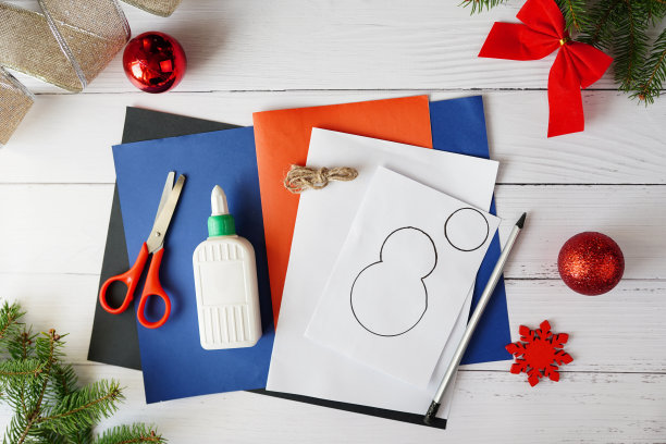 一步一步的照片说明圣诞花环与雪人。儿童手工制作的。DIY的概念。步骤1图片下载