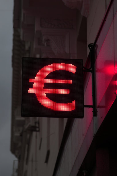 货币课程。欧洲标志与戏剧性的天空背景。商业新闻。图片下载