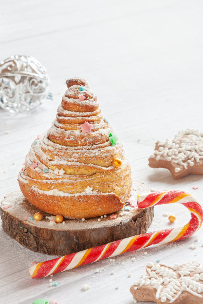 特写自制甜圣诞蛋糕白色散景木背景与复制空间。图片下载