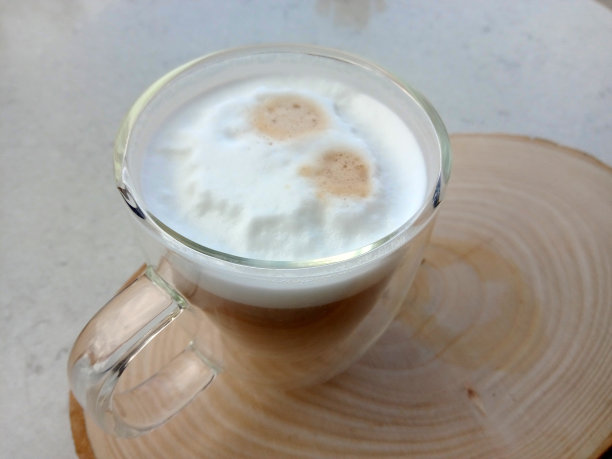 木托盘上的卡布奇诺。图片下载