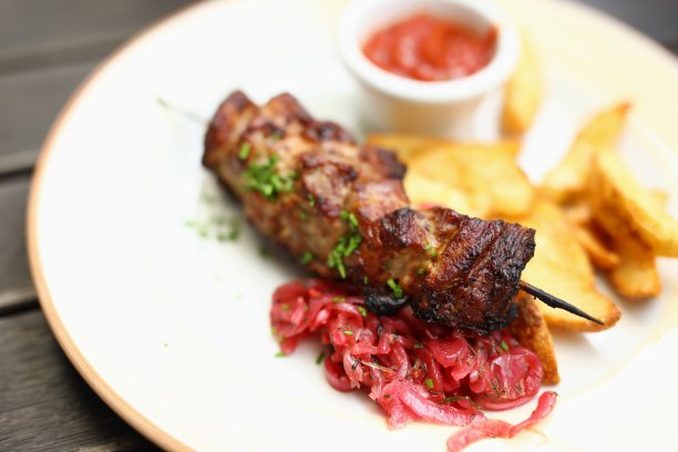 盘子里有烤肉串土豆沙拉，旁边是番茄酱图片下载