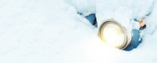 从雪下可以看到那辆车的前灯。横幅。空间的文本图片下载