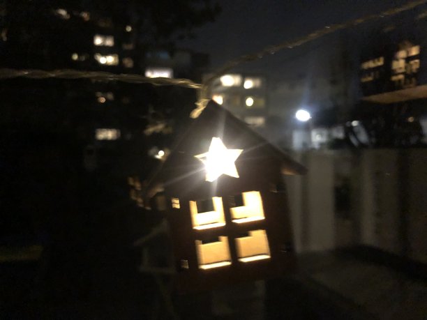 小闪亮的房子作为圣诞节的装饰在窗户上图片下载