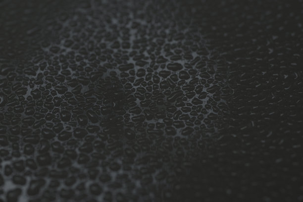 以黑白细条纹为背景的金属表面上的液体图片下载