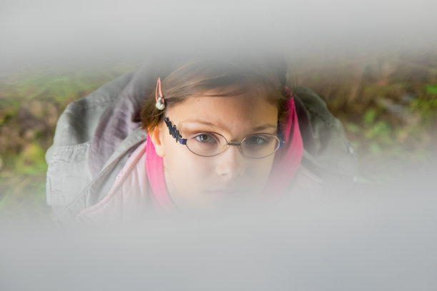 一个女孩的肖像在森林里与美丽的散景。图片下载