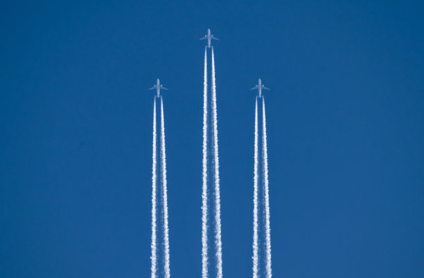 三个客机。飞机在空中留下一道蒸汽的轨迹图片下载