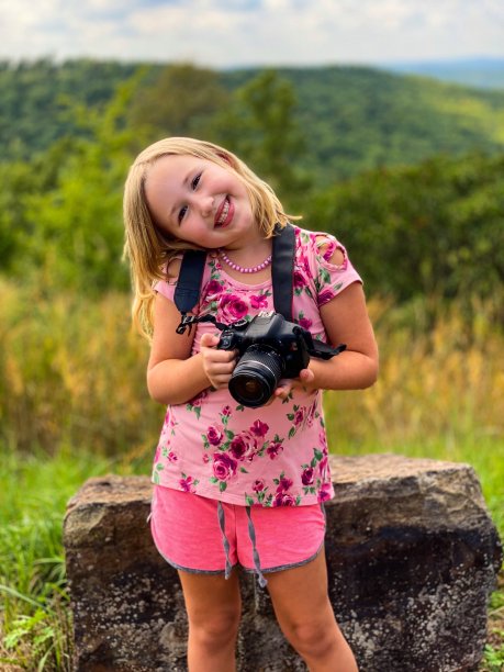 女孩用摄影机图片下载