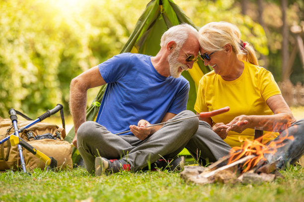 老夫妇在森林里烤香肠素材图片
