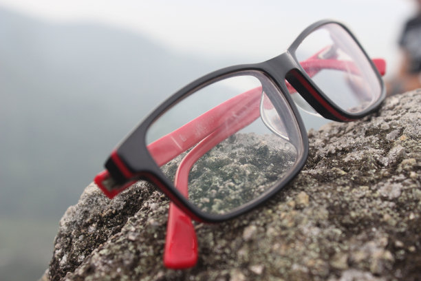 眼镜在石头和模糊的背景图片下载