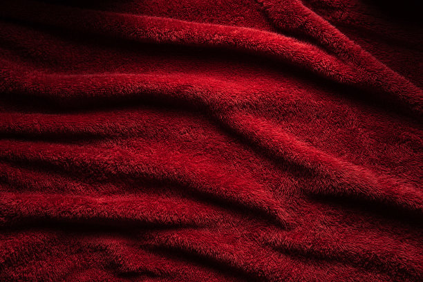 一条柔软的红色毛巾布毛巾。勃艮第纹理背景。下划线和文本的自由空间。图片下载