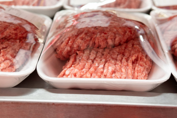 肉糜在商店的特写镜头。在超级市场出售鲜肉图片下载