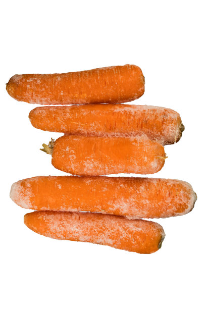 白色背景上孤立的橙色冷冻胡萝卜。图片下载