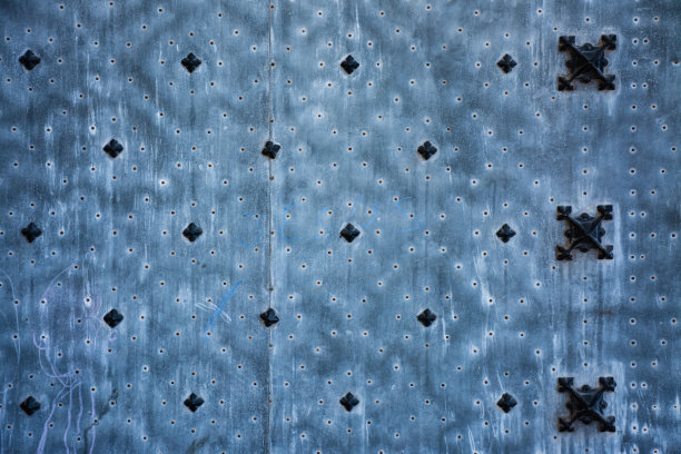 带钉子的旧金属板图片下载