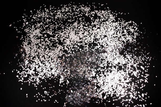 框架由白色和银色金属亮片在黑色背景。图片下载