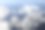 在平静的蓝色水面上美丽的发光的圆圈特写图片下载