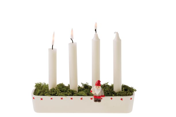 传统的降临节烛台与一个点燃的蜡烛象征着第三降临节孤立的白色背景的近视图。图片下载