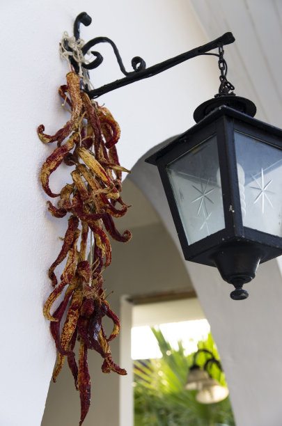 黑灯笼上放一串干辣椒图片下载