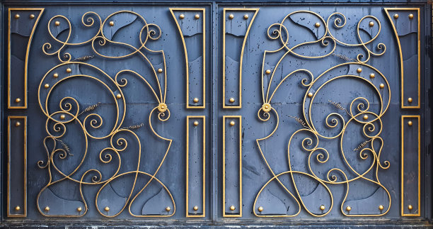 带有锻造图案的黑铁门图片下载