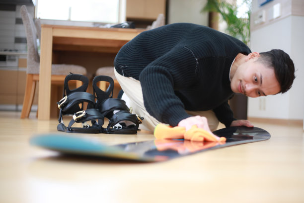 一个人在整理滑雪板图片下载