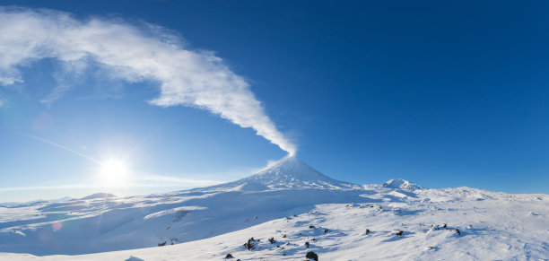 冬季火山景观，活火山喷发烟柱气体全景，火山灰从火山口在阳光明媚的日子与蓝天图片下载