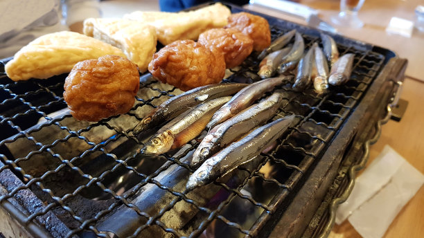 烤架上的日本特色菜图片下载