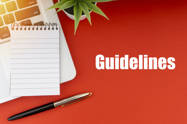 指引文字与记事本，笔记本电脑，钢笔和装饰植物在红色的背景。图片下载