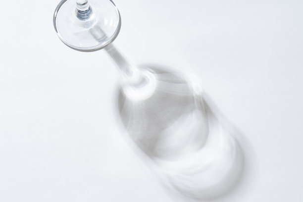 酒杯的影子图片下载