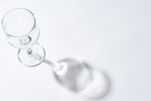 酒杯的影子图片下载