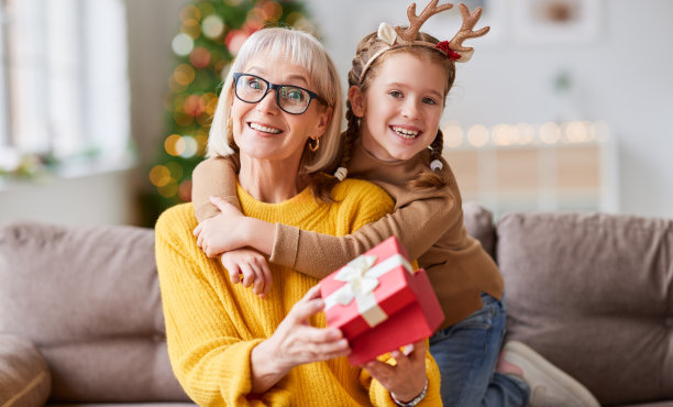 快乐的孩子向祖母祝贺圣诞节图片下载