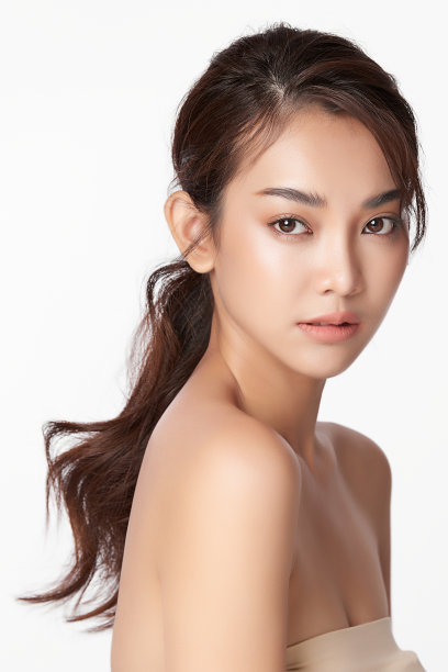 美丽的年轻亚洲女人与干净的新鲜的皮肤在白色的背景，面部护理，面部治疗，美容，美容和水疗，亚洲妇女肖像图片下载