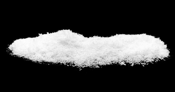 雪堆，雪堆上孤立的黑色，雪白的质感图片下载