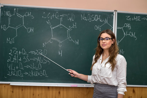 戴眼镜的理科女学生在学校讲解化学课图片下载