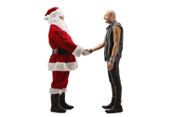一个朋克摇滚歌手和圣诞老人握手的完整的侧面照片图片下载