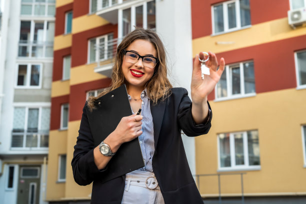 房地产经纪人以钥匙抵新房为背景图片下载