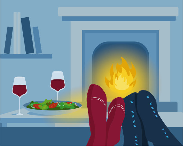 在壁炉旁享受浪漫晚餐。图片下载