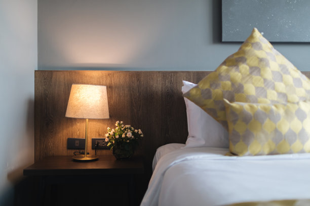 黑色和灰色的现代卧室内饰图片下载