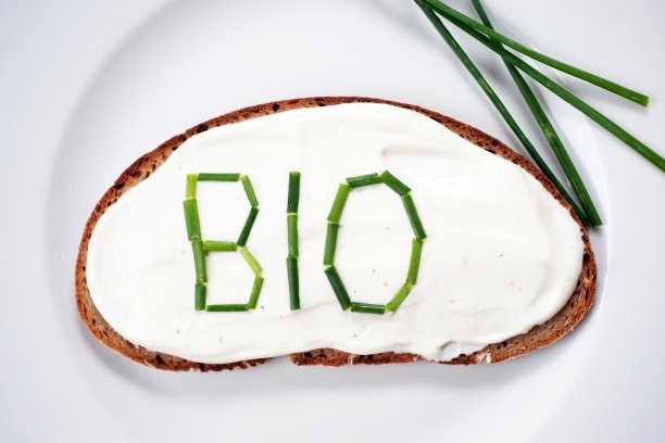 BIO有机韭菜字母和凝乳奶酪面包盘图片下载