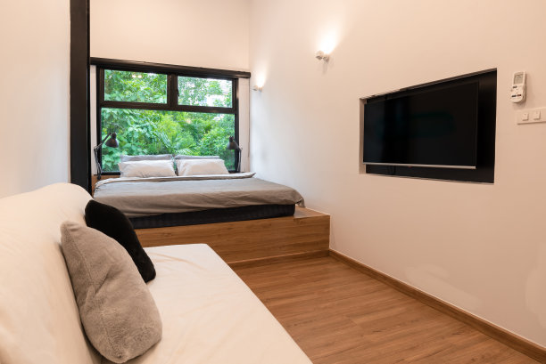 卧室与新鲜的自然绿树透过窗户图片下载