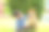 一个男孩和一只狗坐在水池边。亚洲男孩在公园拥抱柴犬。图片下载