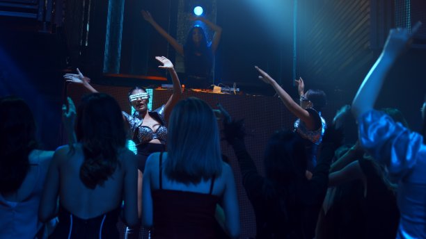 一群人在迪斯科夜总会随着DJ的音乐节奏跳舞图片下载
