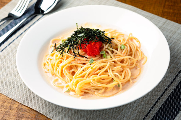 素意大利面，白色深盘，配奶油酱图片下载