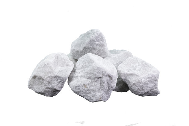 大理石碎石在白色的背景中以一堆石头的形式出现。大理石碎石碎片用于景观设计、施工和水族馆土壤图片下载