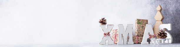 木制字母圣诞和装饰圣诞树，星星，锥形，礼品盒在浅灰色的背景。零浪费圣诞理念。横幅。图片下载