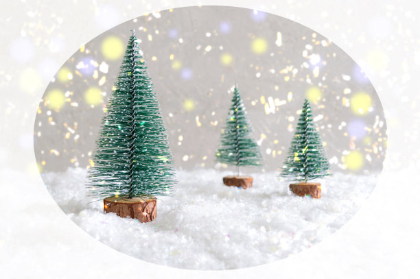 圣诞树上有模拟雪。美丽的节日背景明信片，网络，打印。圣诞节庆祝概念图片下载