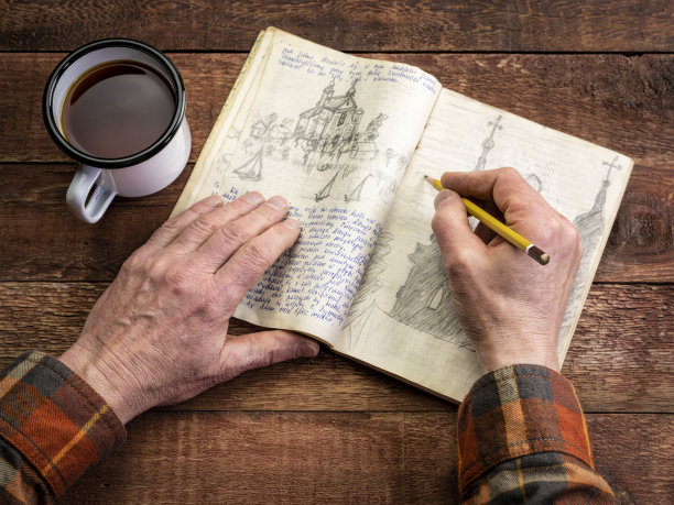 用铅笔在一本老式旅行日记上画素描图片下载