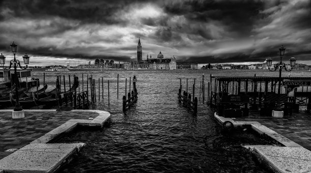 黑白的圣乔治教堂。图片下载