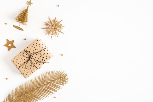 圣诞组成。礼品盒，黑色和金色的装饰在白色的背景。圣诞节，冬天，新年的概念。平铺，俯视图，拷贝空间图片下载