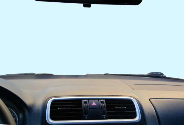 透过挡风玻璃看汽车内部，挡风玻璃隔离。实物模型。图片下载
